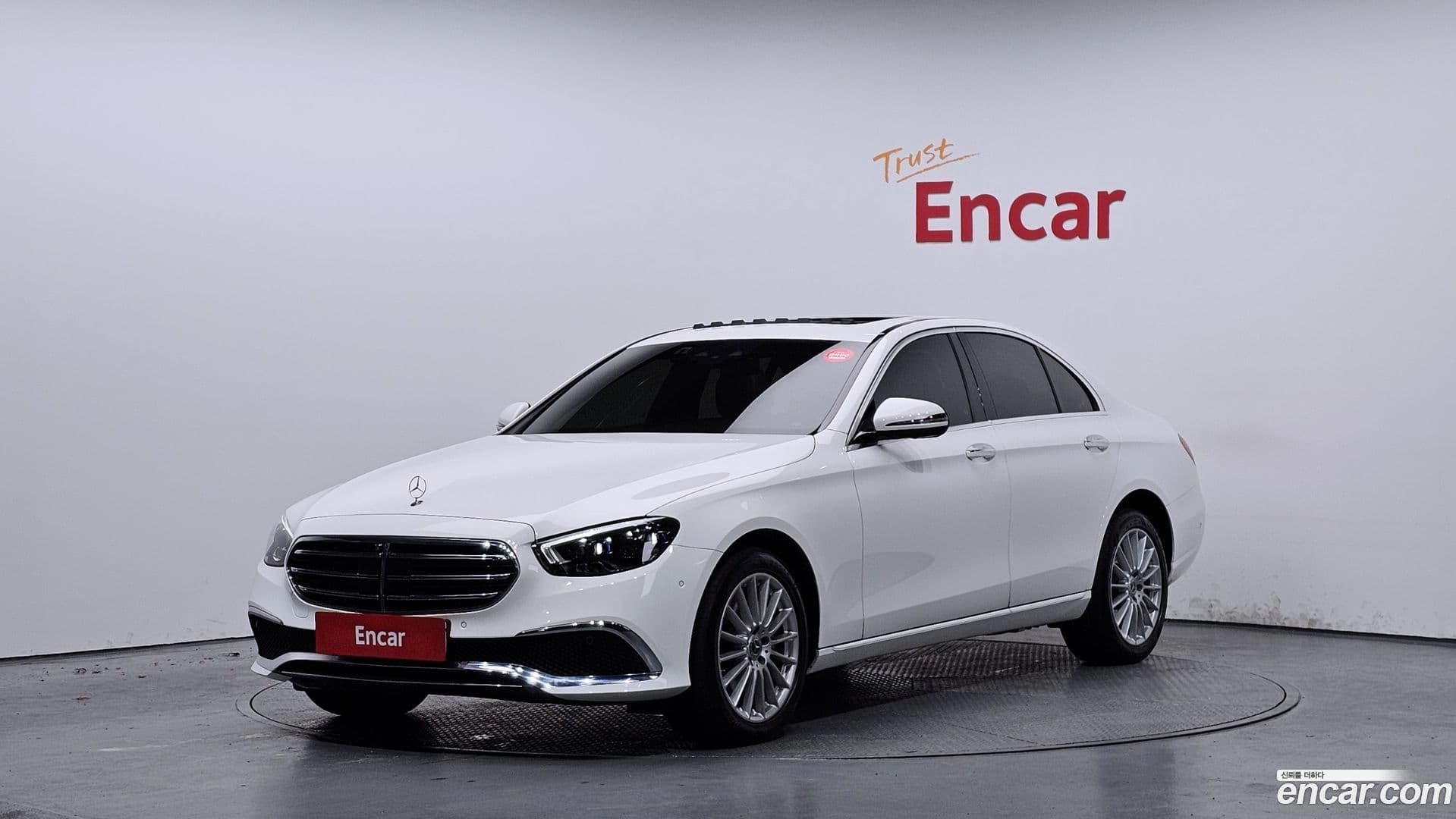 Main__Slider__Photo:E-Class Mercedes-Benz 2023.9-0