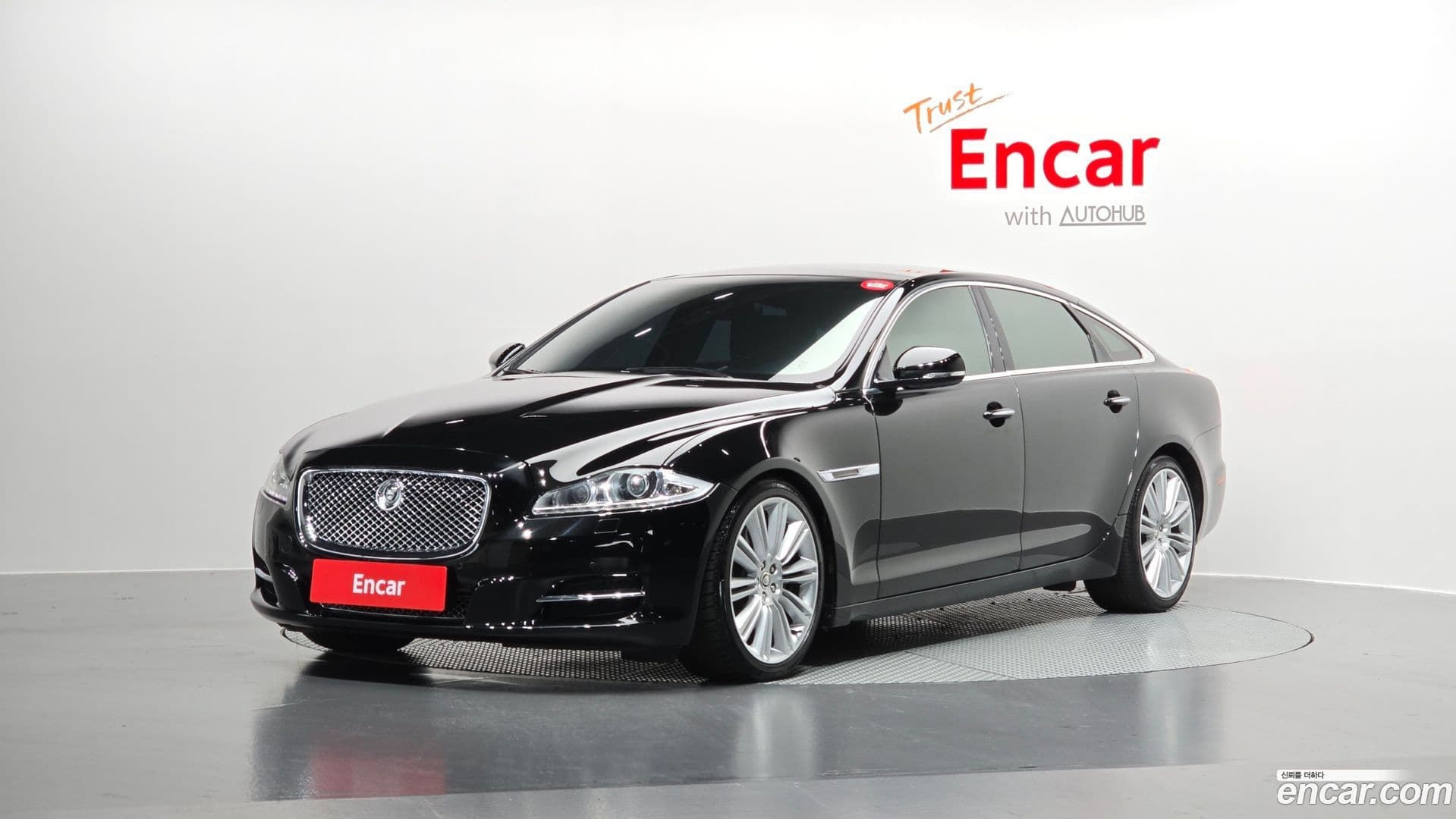 Main__Slider__Photo:XJ Jaguar 2011.8-0
