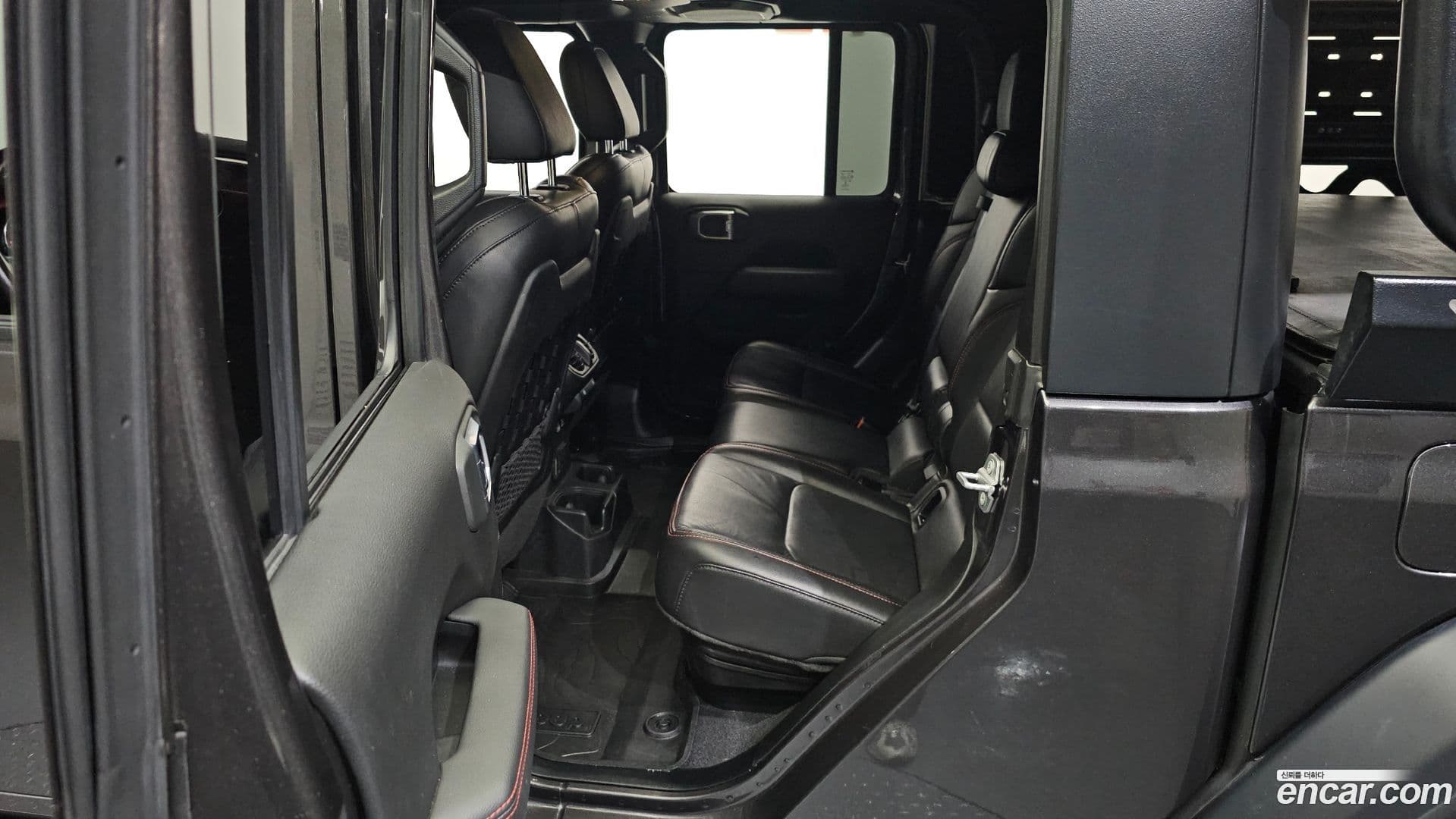 Main__Slider__Photo:Gladiator Jeep 2021.2-10