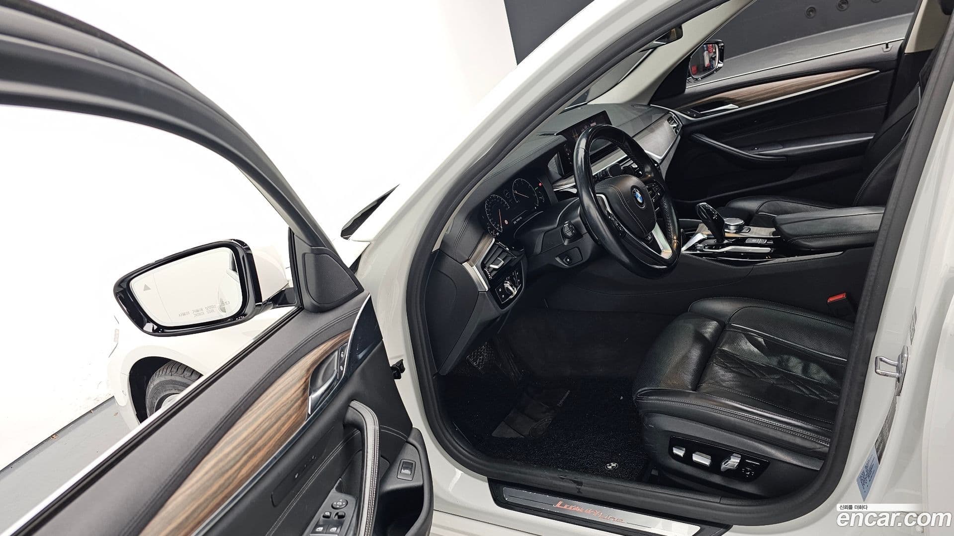 Main__Slider__Photo:5-Series BMW 2019.6-9