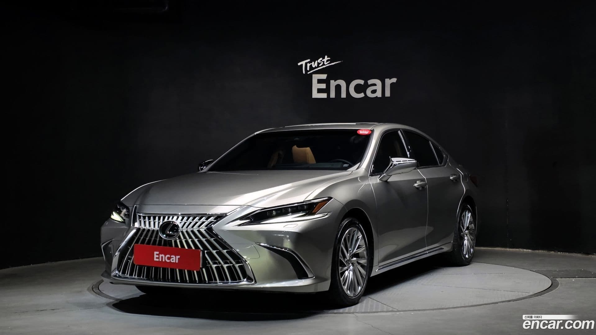 Main__Slider__Photo:ES Lexus 2025.4-0