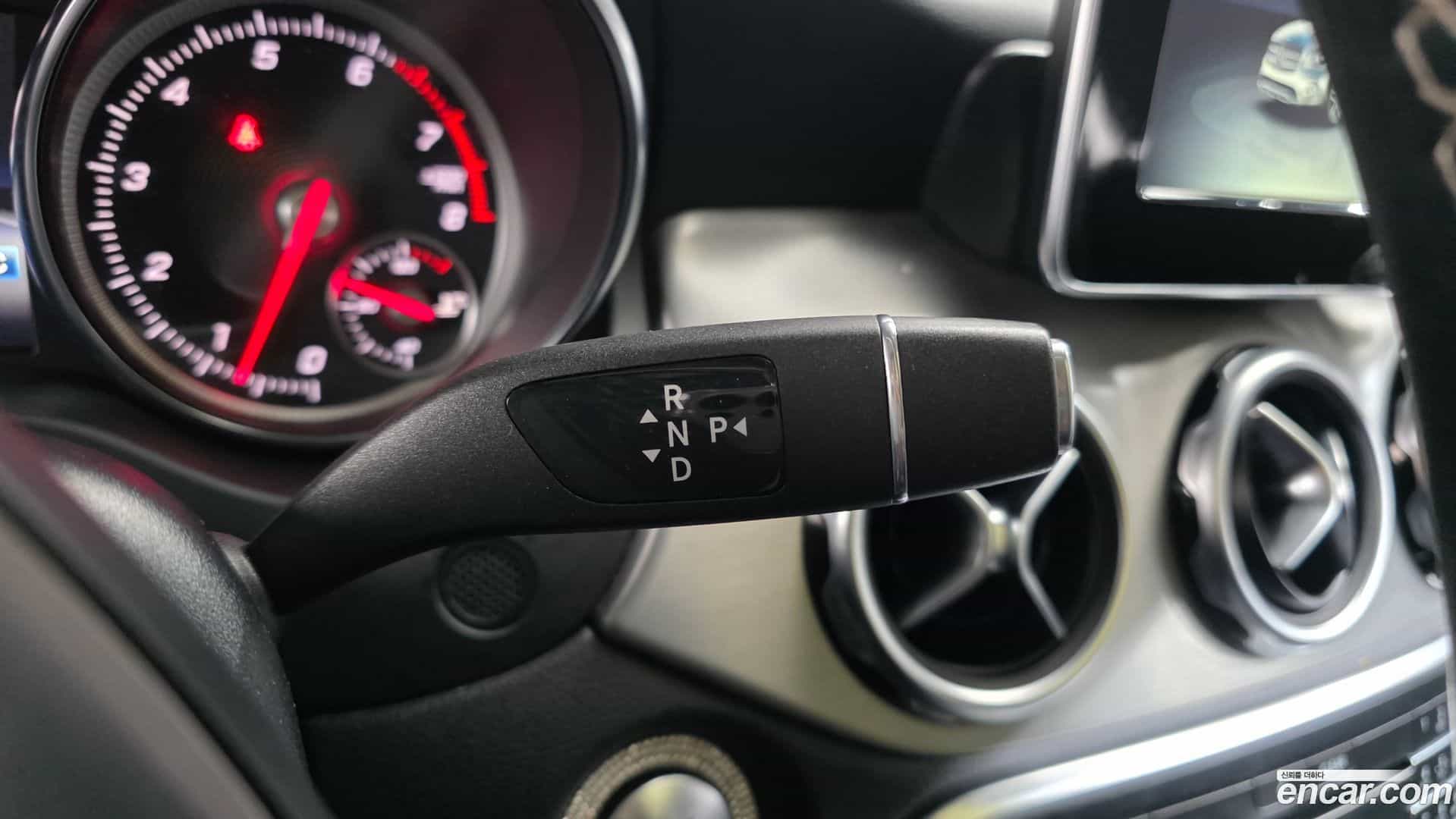 GLA-Class Mercedes-Benz 2018.3-INNER-009