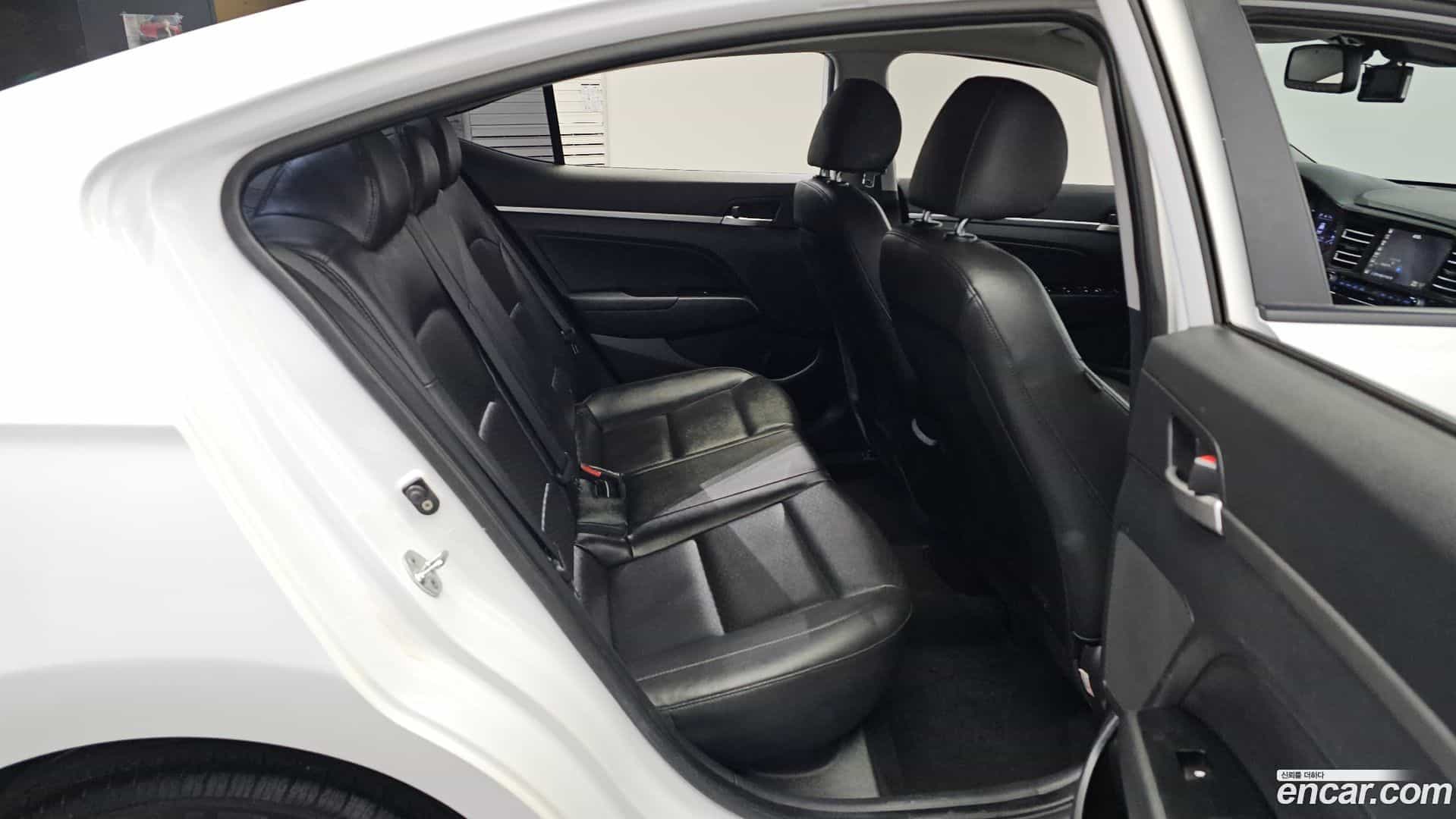 AVANTE Hyundai 2019.4-OPTION-016