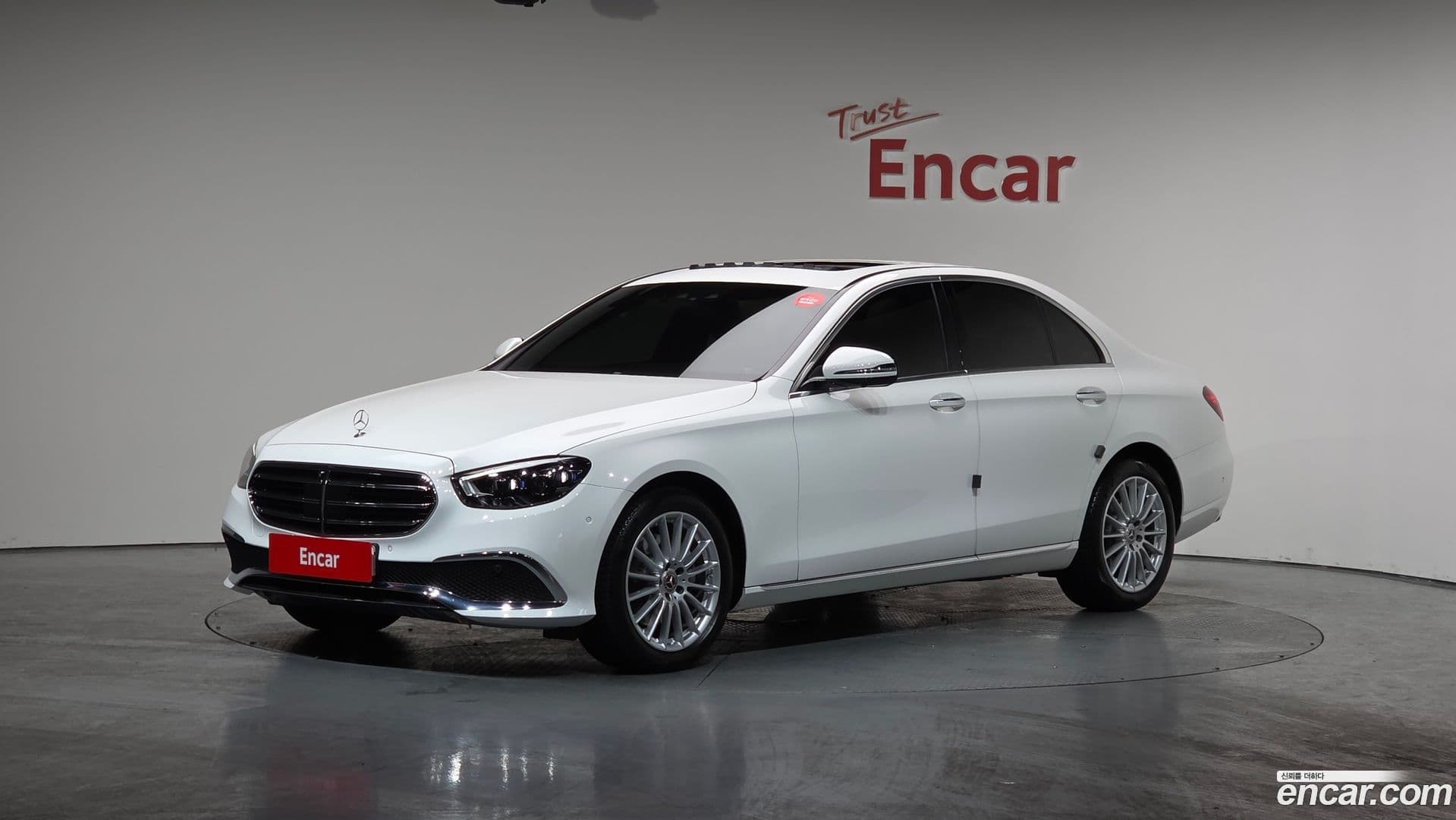 Main__Slider__Photo:E-Class Mercedes-Benz 2022.1-0