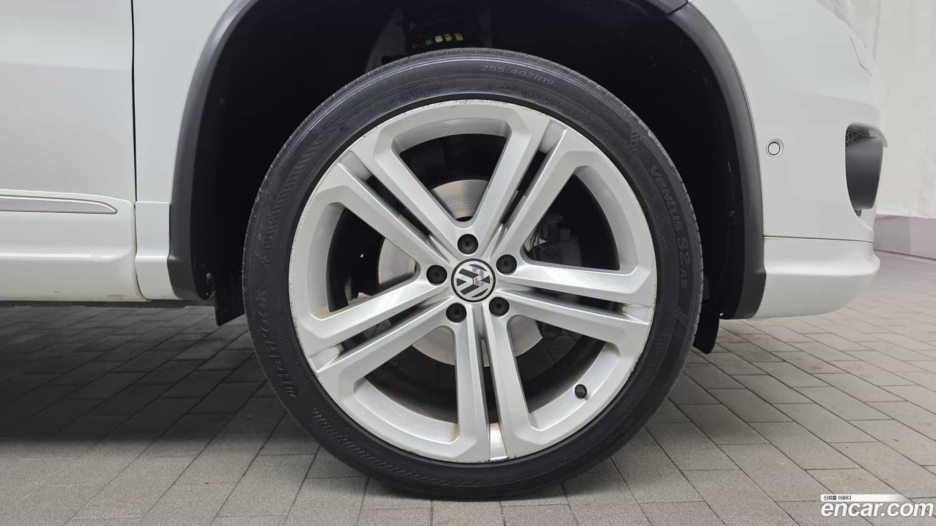 Tiguan Volkswagen 2015.9-OUTER-005