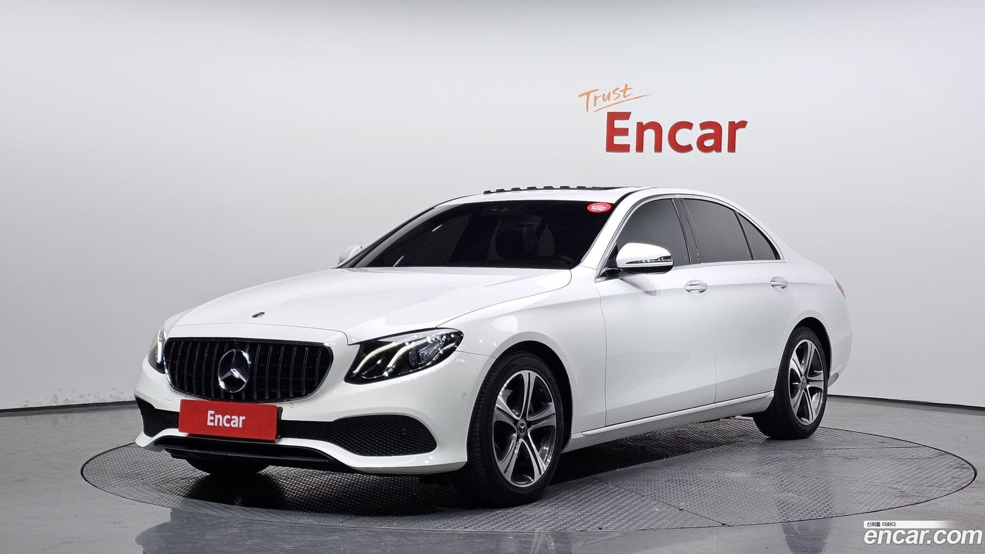 Main__Slider__Photo:E-Class Mercedes-Benz 2017.8-0