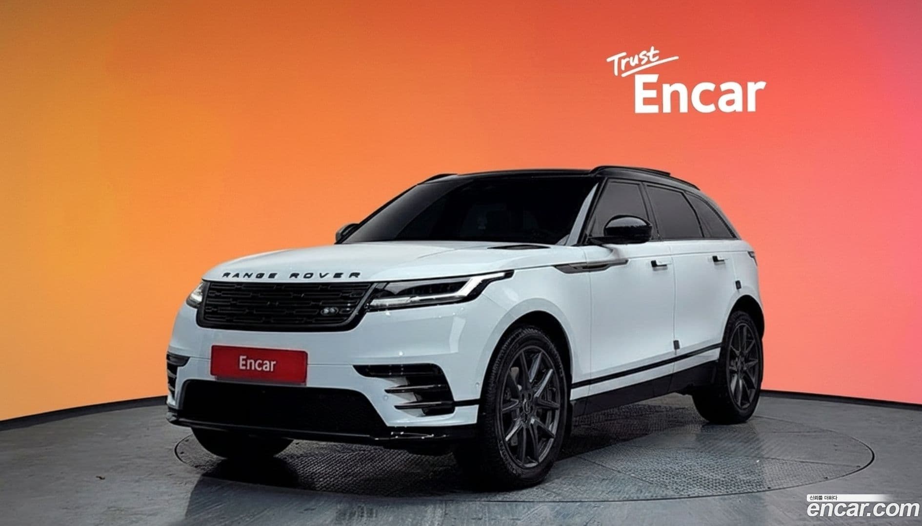 Main__Slider__Photo:Range Rover Velar Land Rover 2025.4-0