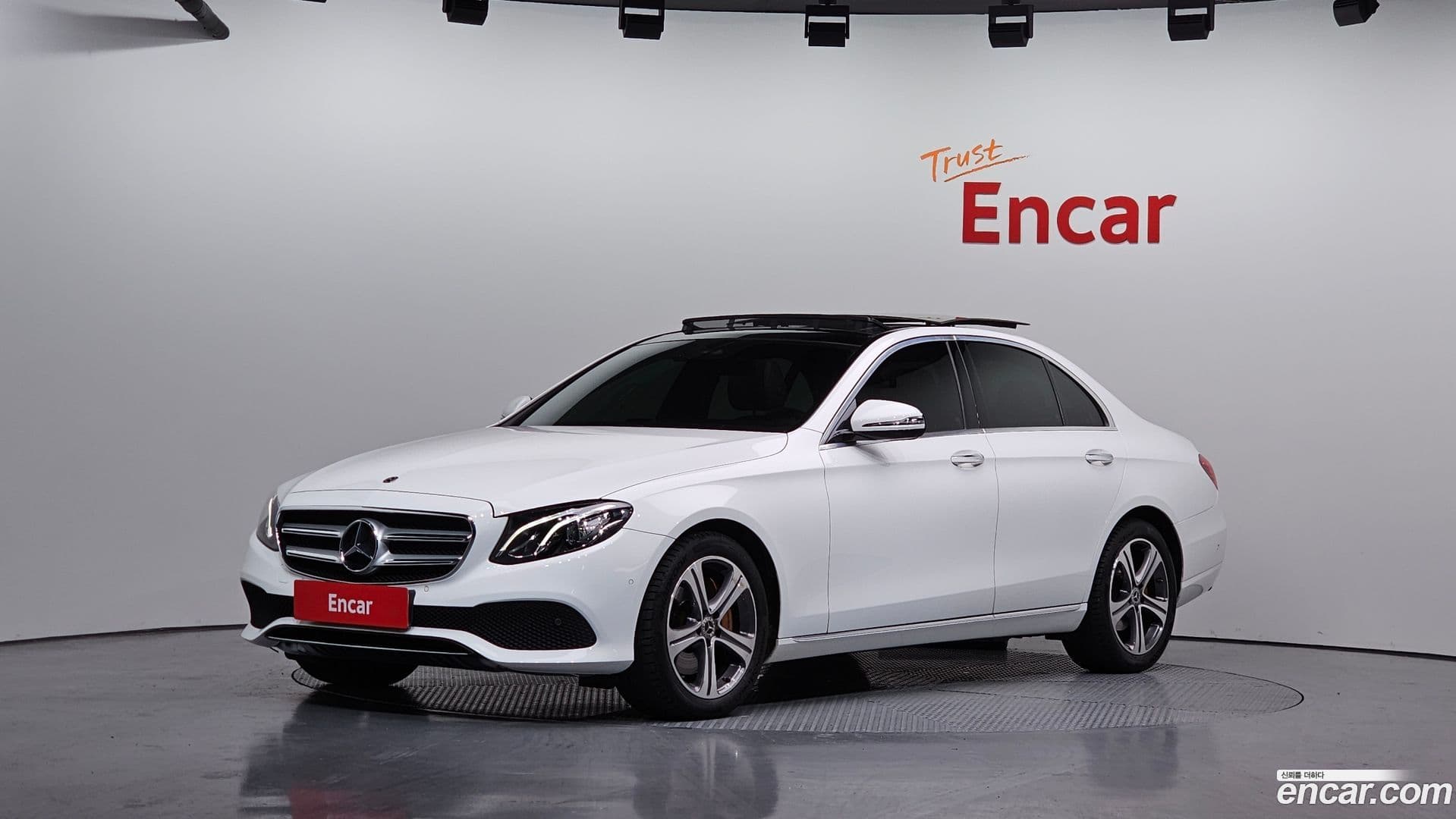 Main__Slider__Photo:E-Class Mercedes-Benz 2019.9-0