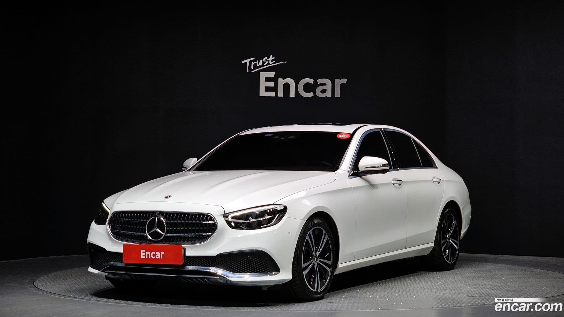 Main__Slider__Photo:E-Class Mercedes-Benz 2022.0-0