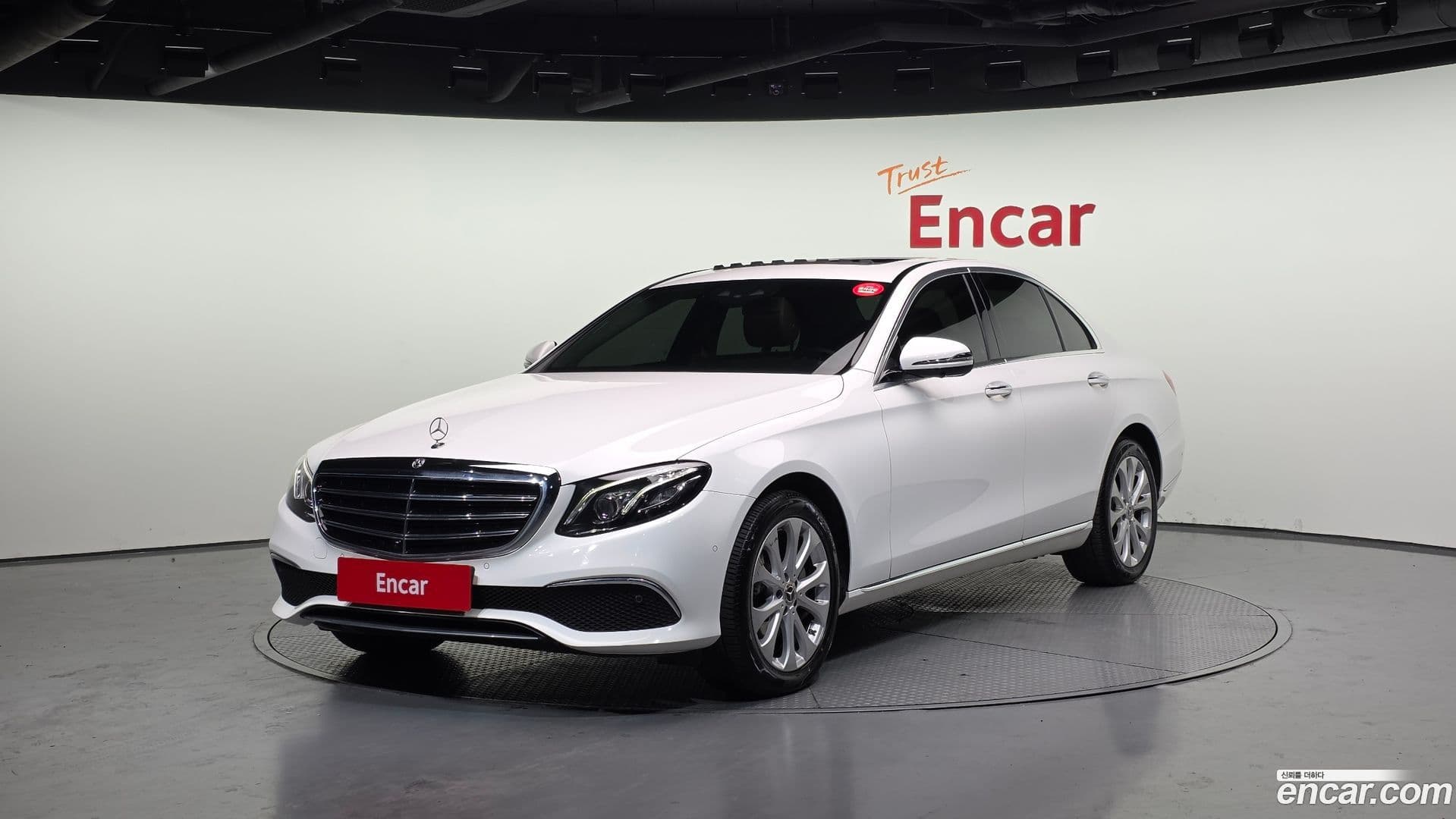 Main__Slider__Photo:E-Class Mercedes-Benz 2018.9-0