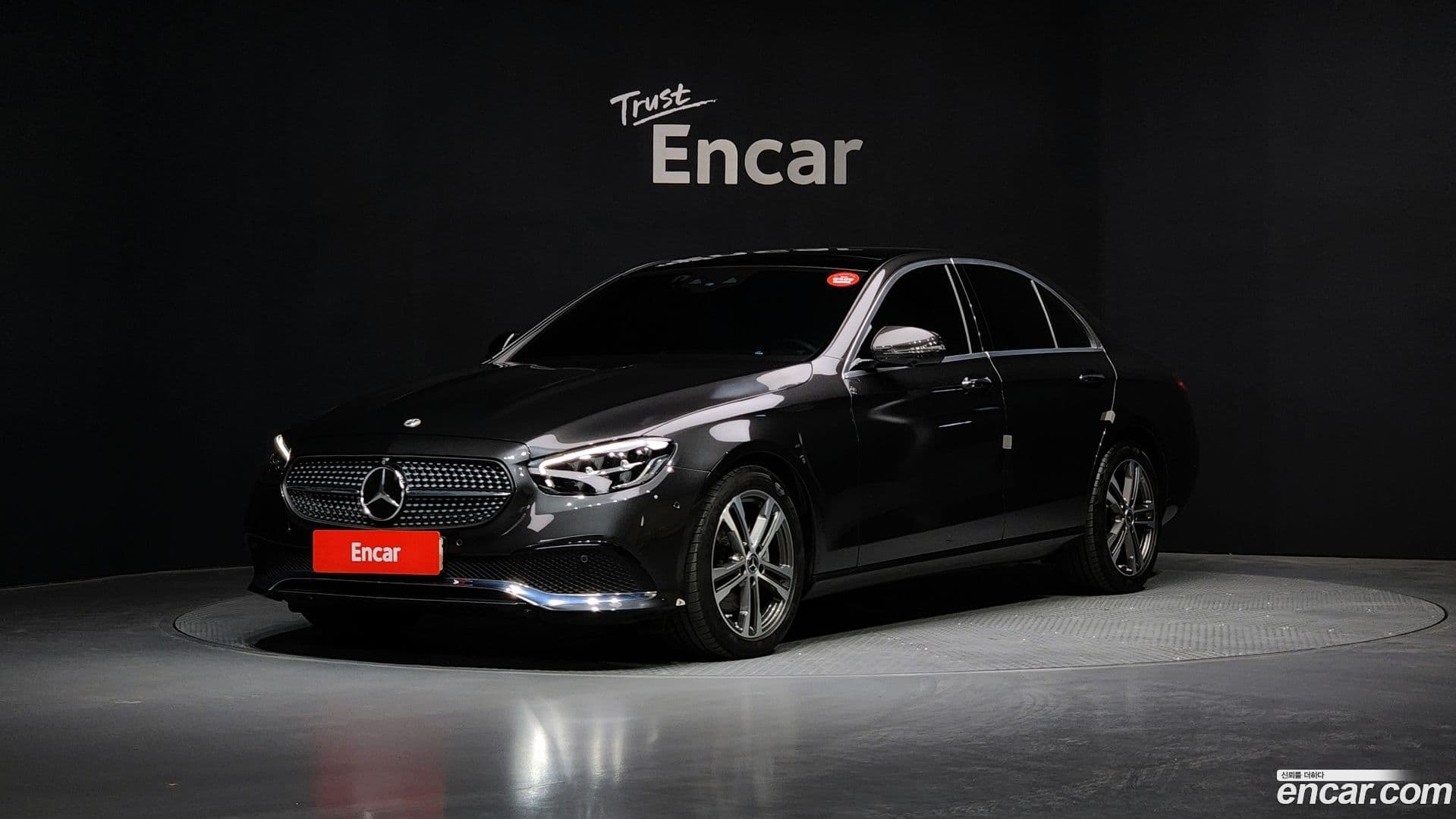 Main__Slider__Photo:E-Class Mercedes-Benz 2023.9-0
