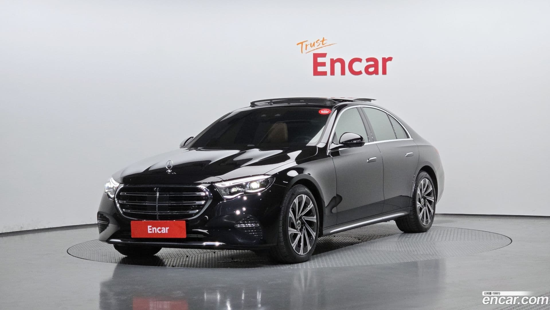 Main__Slider__Photo:E-Class Mercedes-Benz 2024.6-0