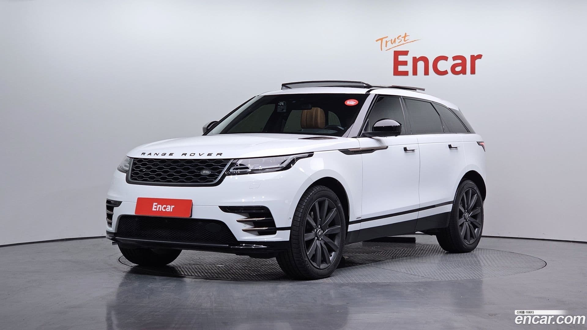Main__Slider__Photo:Range Rover Velar Land Rover 2018.8-0