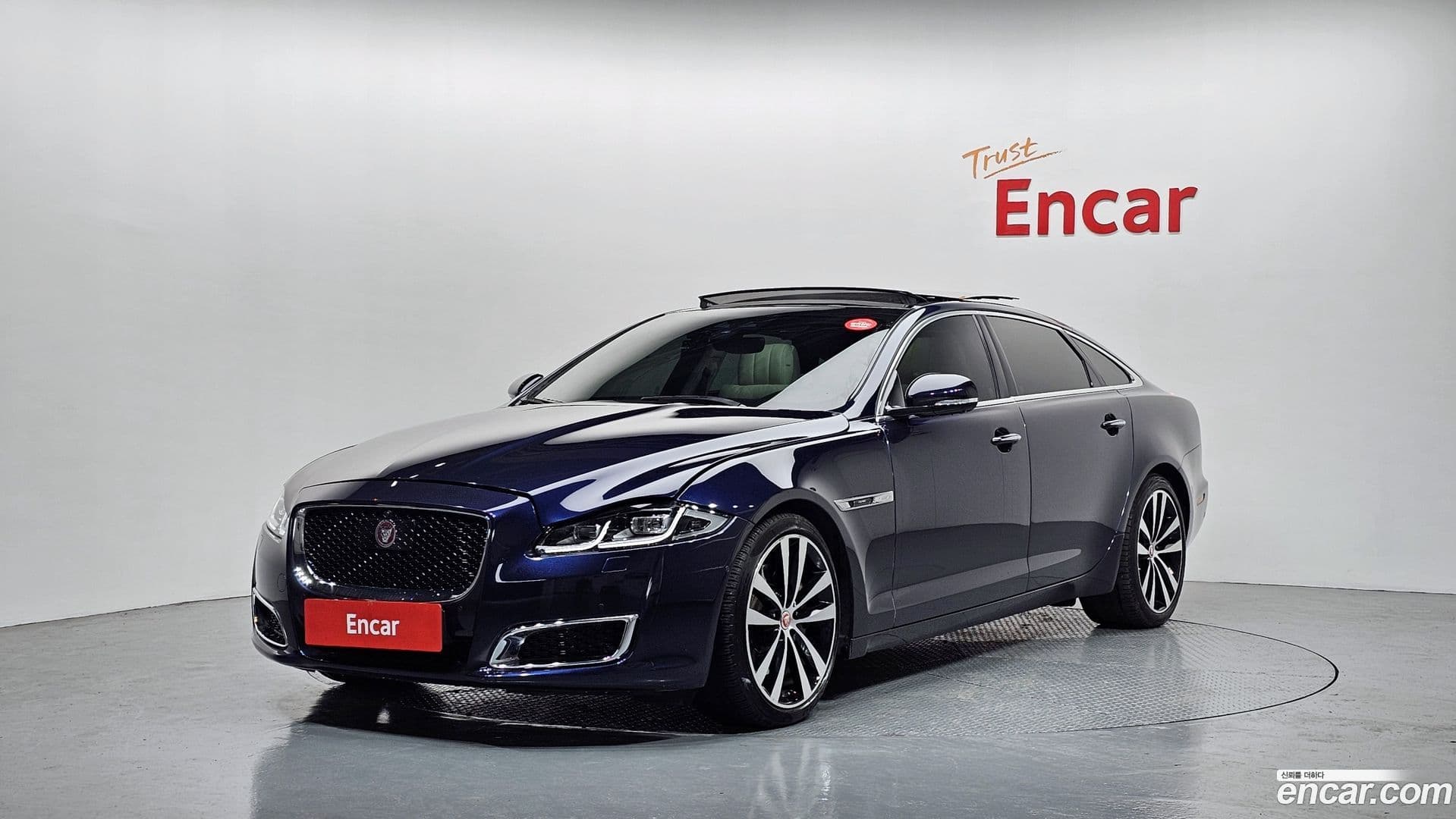 Main__Slider__Photo:XJ Jaguar 2019.6-0
