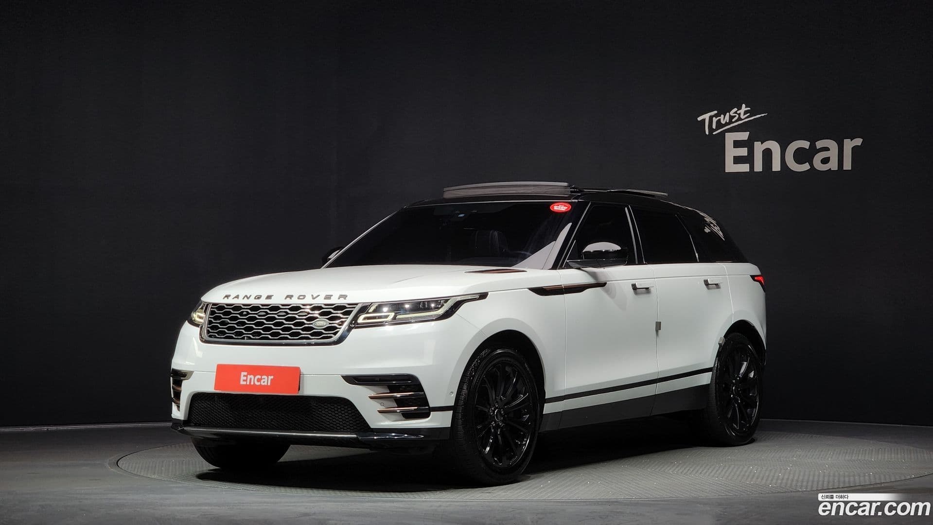Main__Slider__Photo:Range Rover Velar Land Rover 2017.11-0