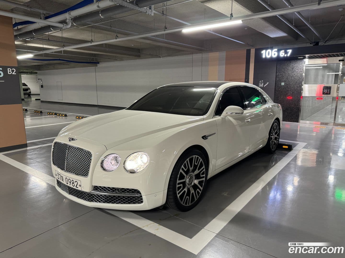 Main__Slider__Photo:Flying Spur Bentley 2015.9-0