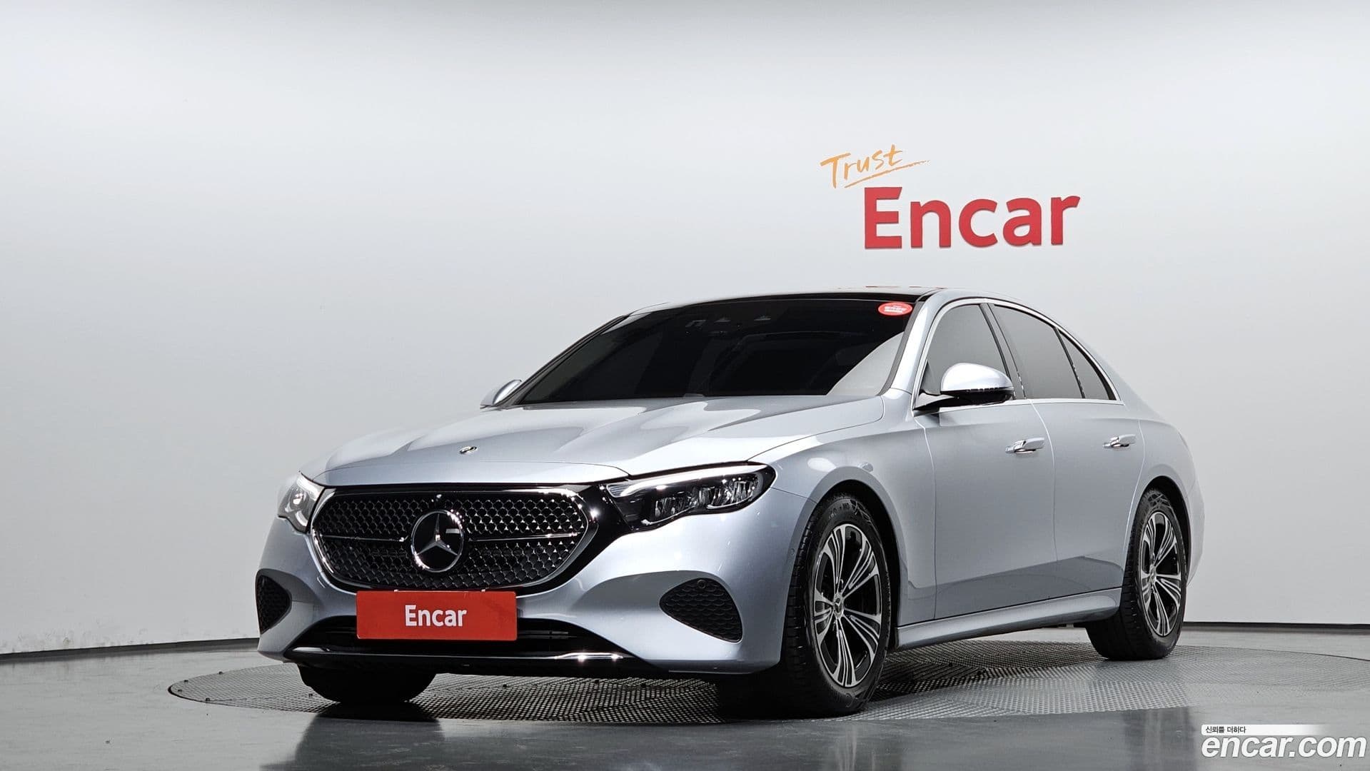 Main__Slider__Photo:E-Class Mercedes-Benz 2024.8-0