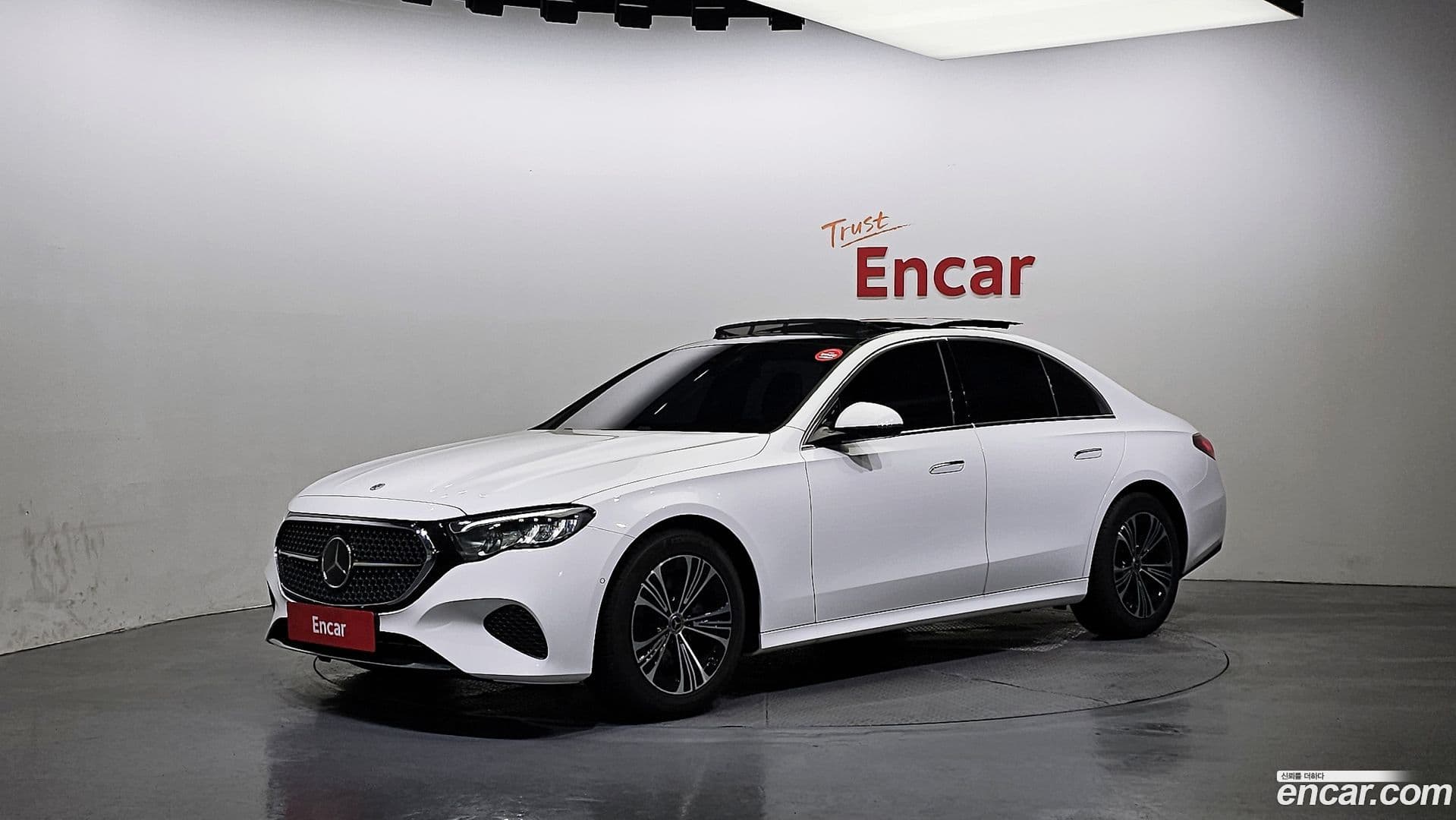 Main__Slider__Photo:E-Class Mercedes-Benz 2024.11-0