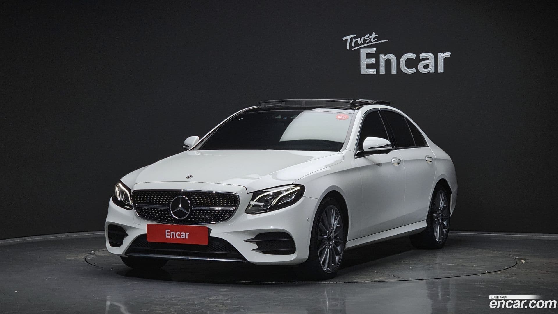 Main__Slider__Photo:E-Class Mercedes-Benz 2019.10-0