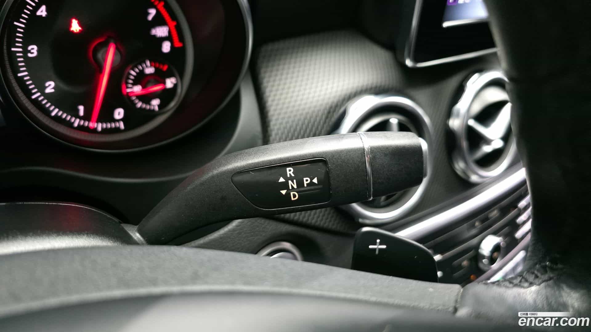 GLA-Class Mercedes-Benz 2019.5-INNER-009