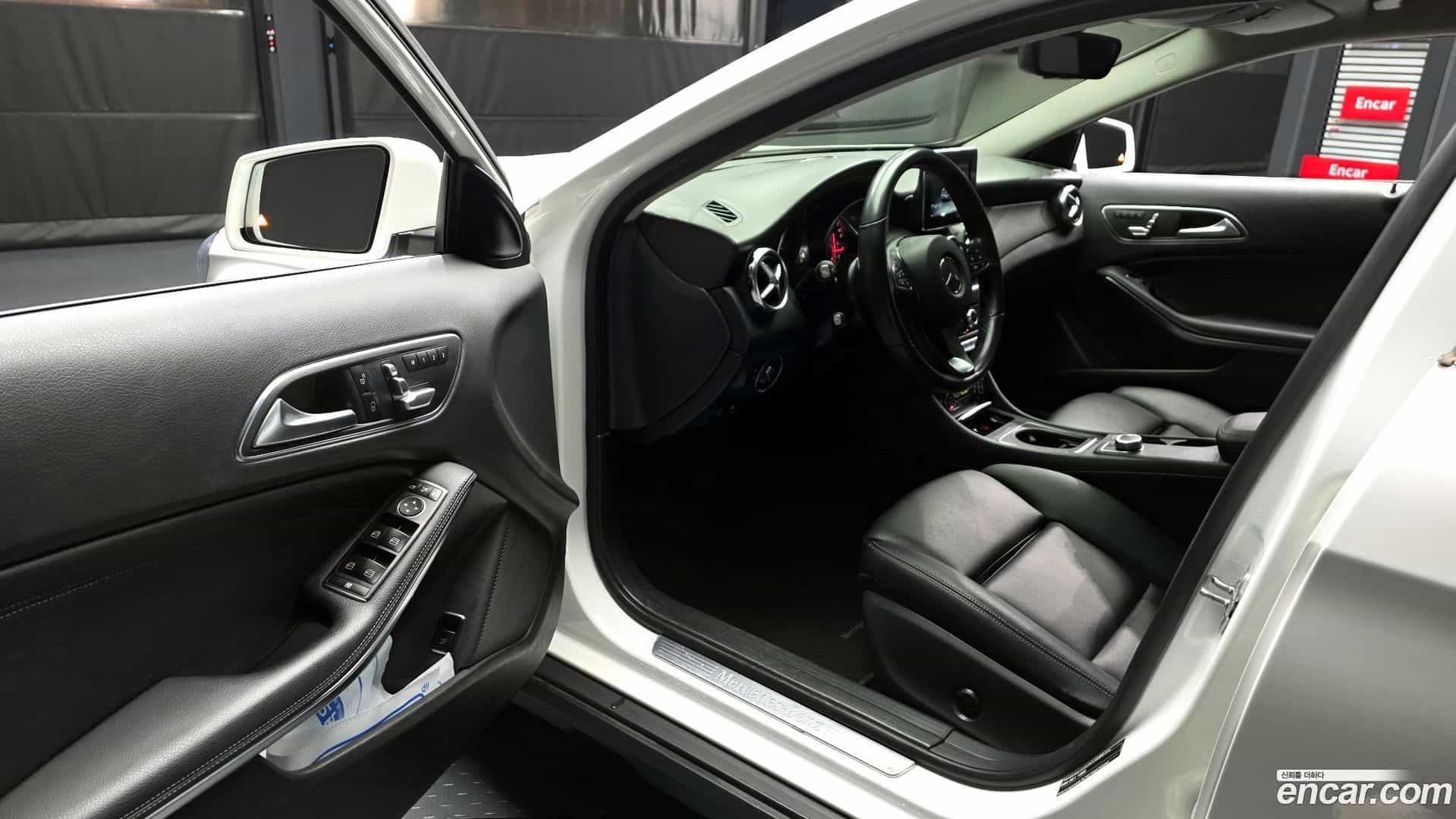 GLA-Class Mercedes-Benz 2019.5-INNER-010