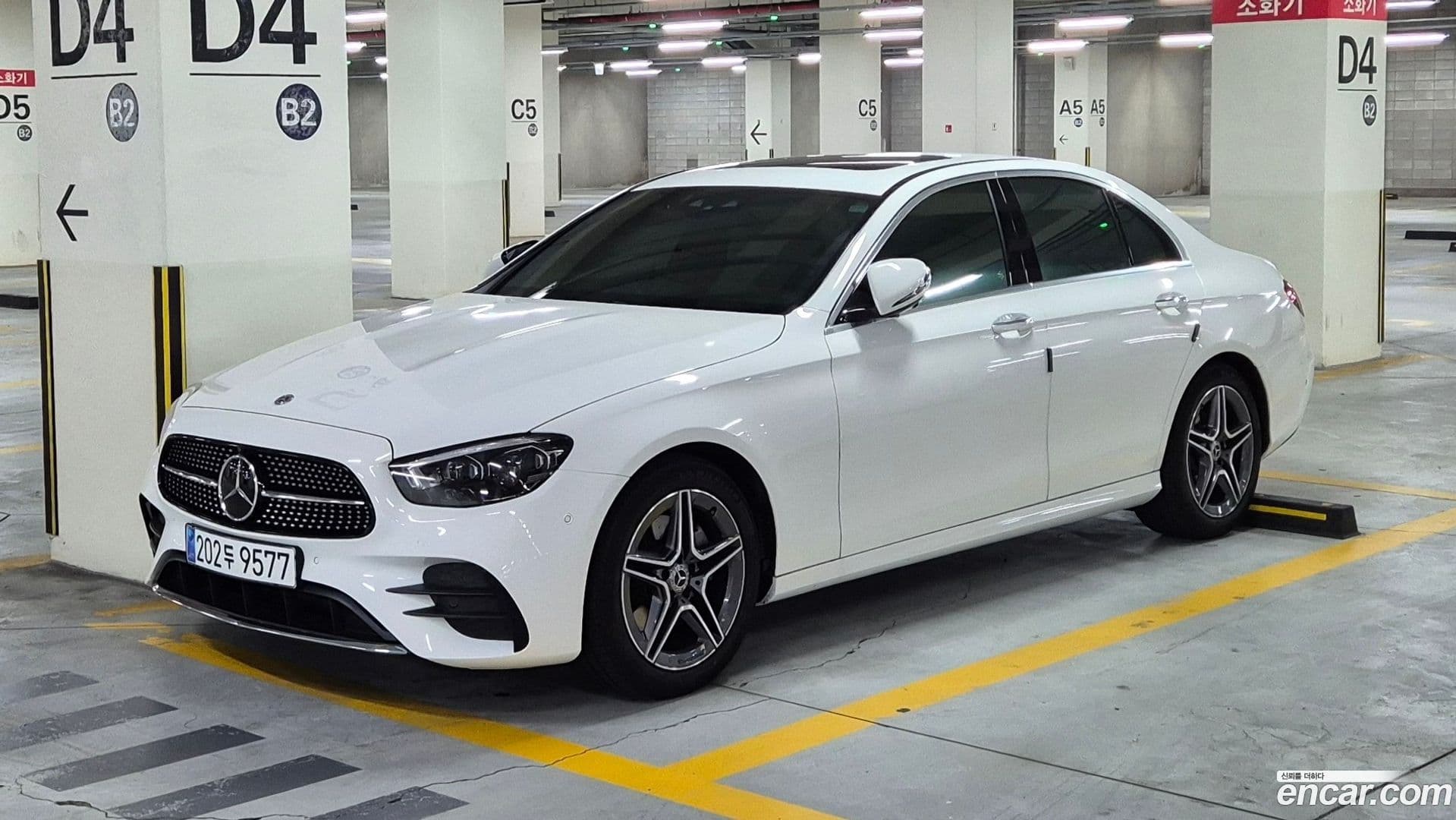 Main__Slider__Photo:E-Class Mercedes-Benz 2023.8-0