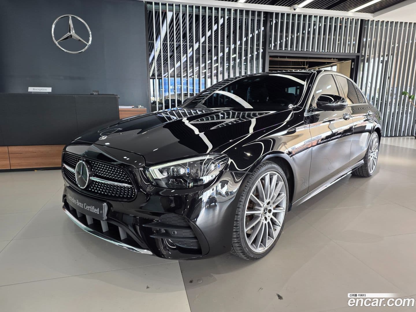 Main__Slider__Photo:E-Class Mercedes-Benz 2022.5-0