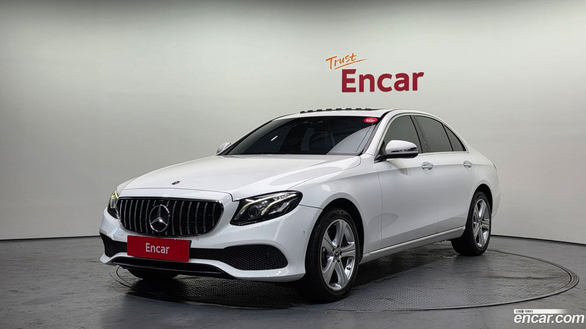 Main__Slider__Photo:E-Class Mercedes-Benz 2017.5-0