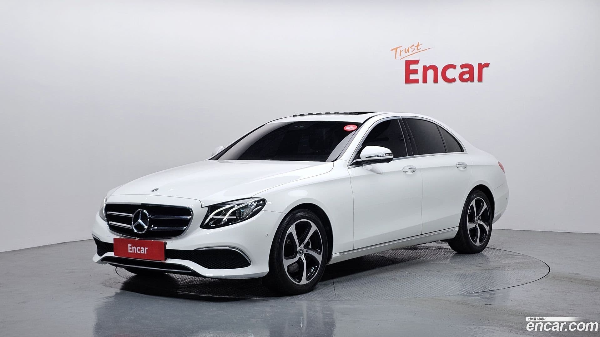 Main__Slider__Photo:E-Class Mercedes-Benz 2020.0-0