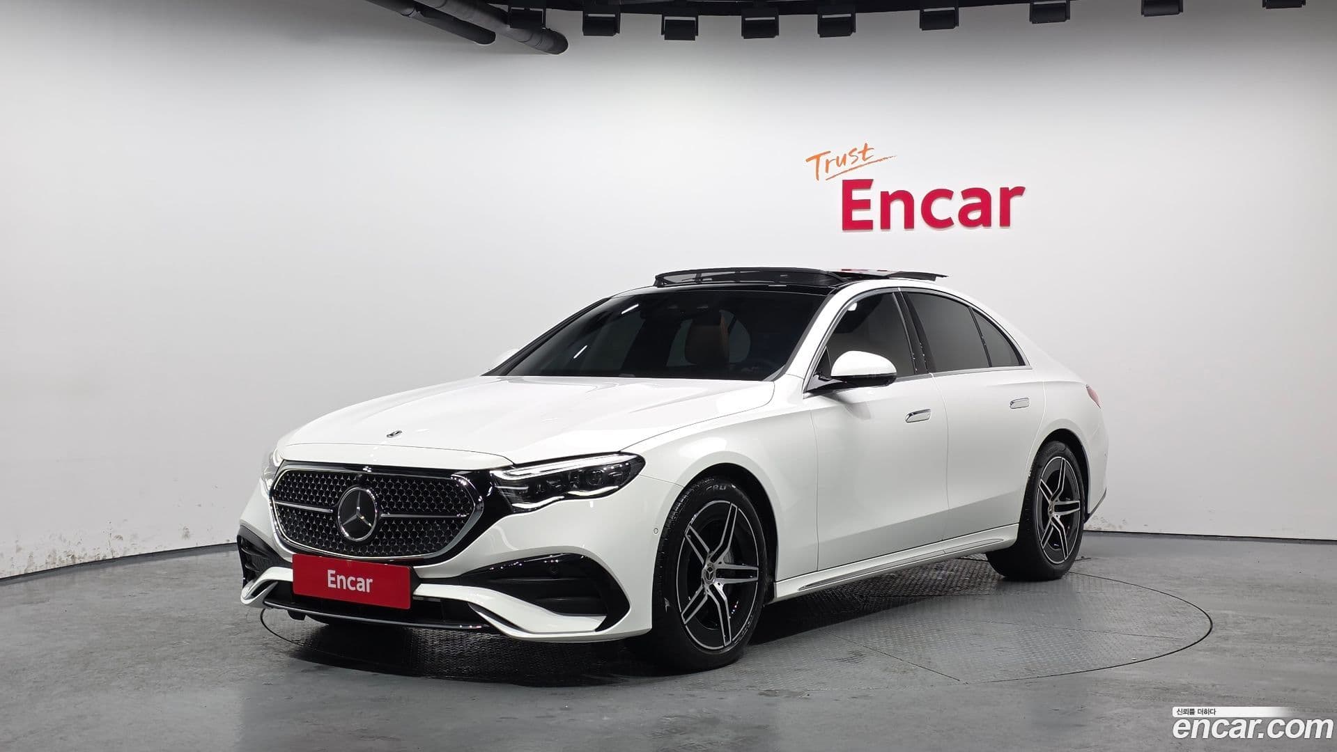 Main__Slider__Photo:E-Class Mercedes-Benz 2025.0-0