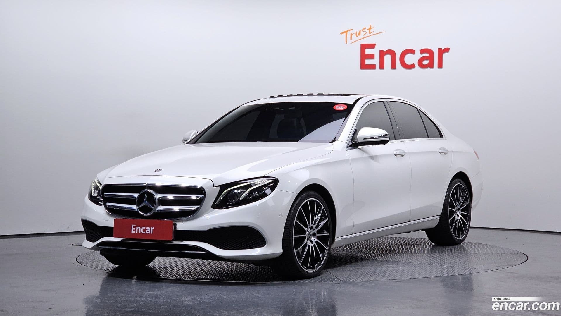 Main__Slider__Photo:E-Class Mercedes-Benz 2018.9-0