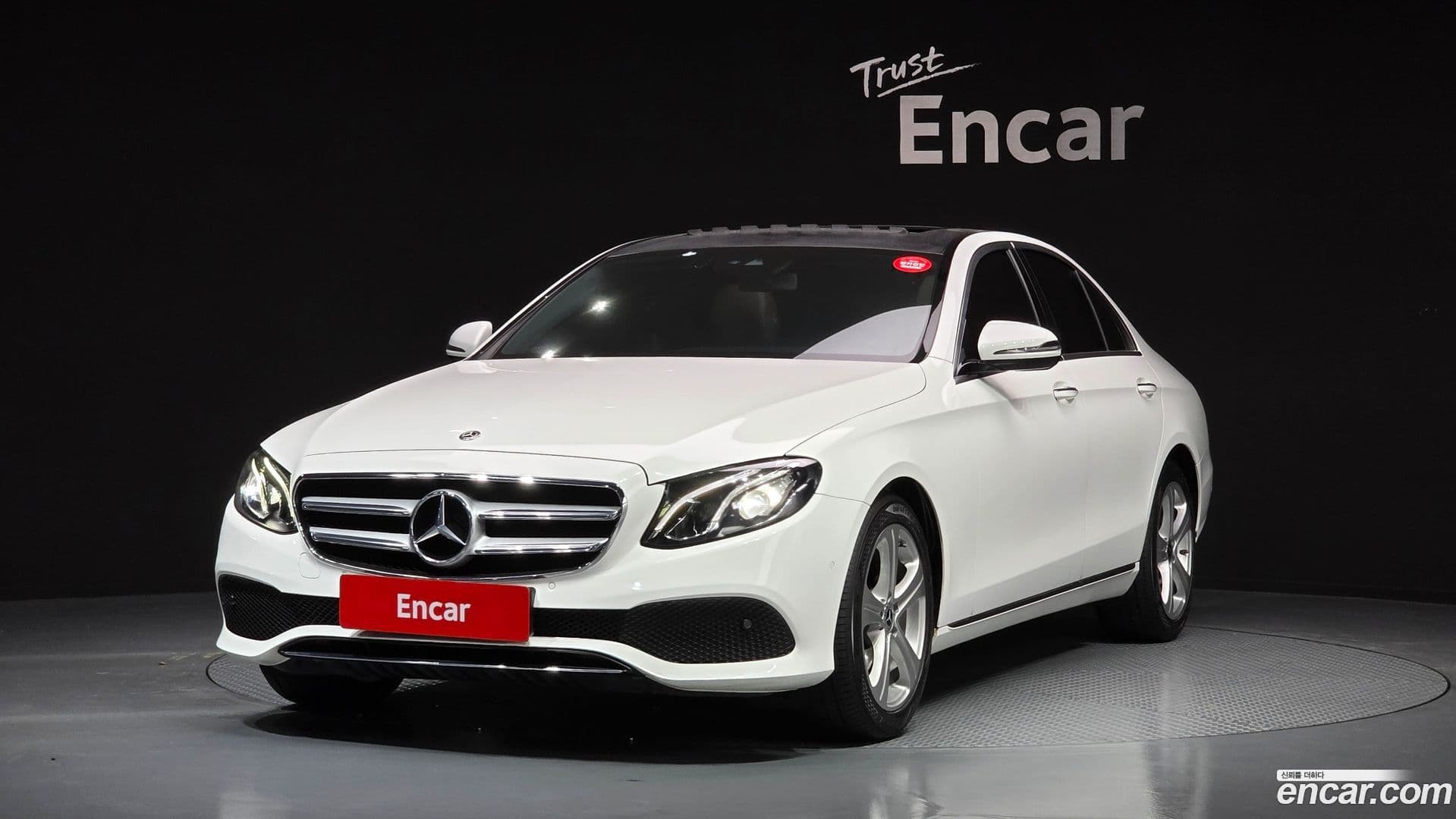 Main__Slider__Photo:E-Class Mercedes-Benz 2018.2-0