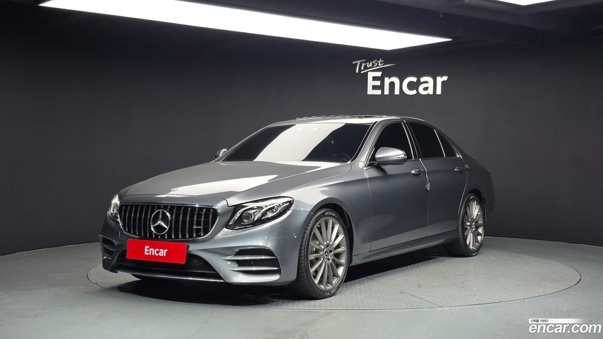 Main__Slider__Photo:E-Class Mercedes-Benz 2018.0-0