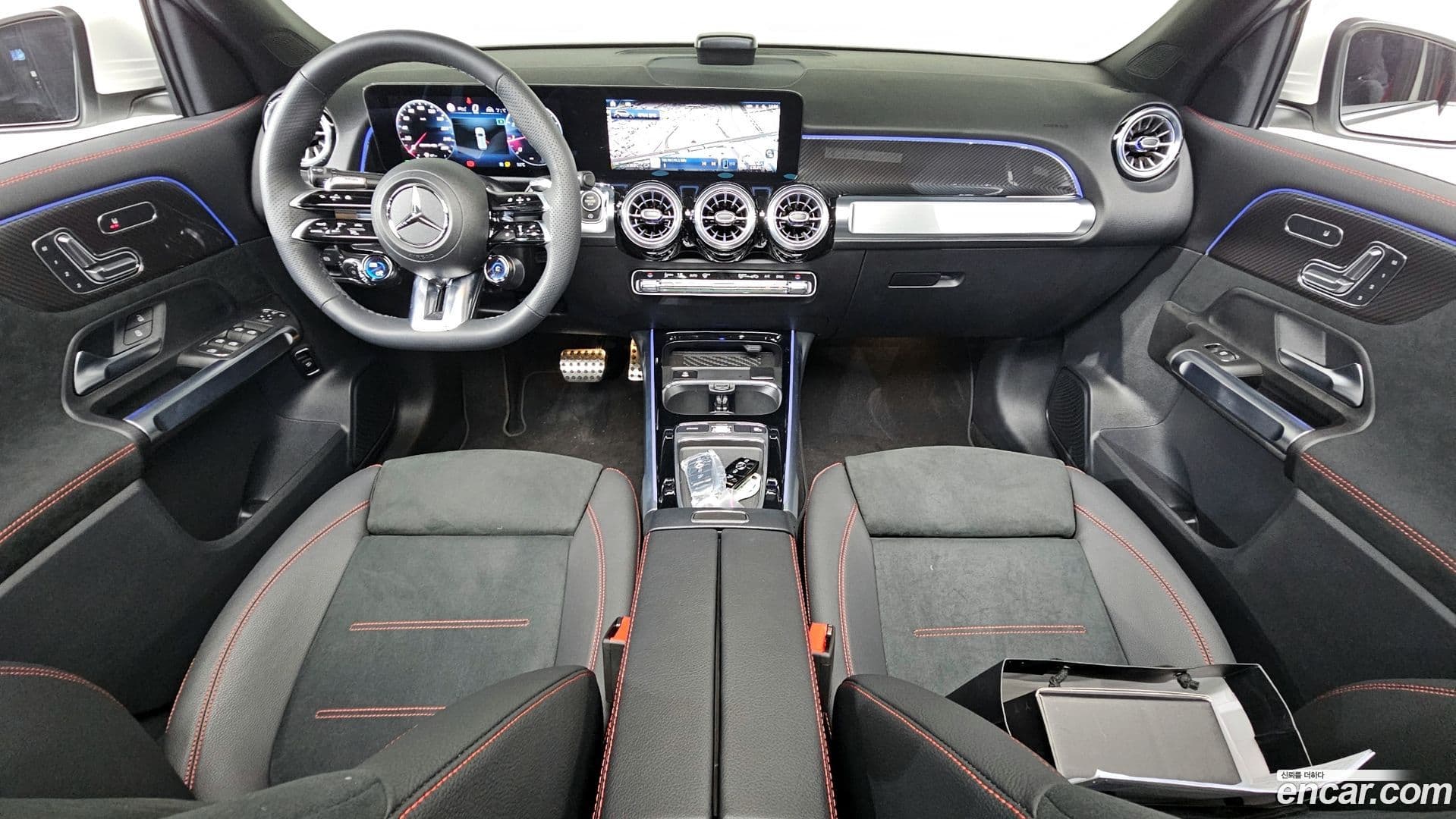 Main__Slider__Photo:GLB-Class Mercedes-Benz 2025.9-6