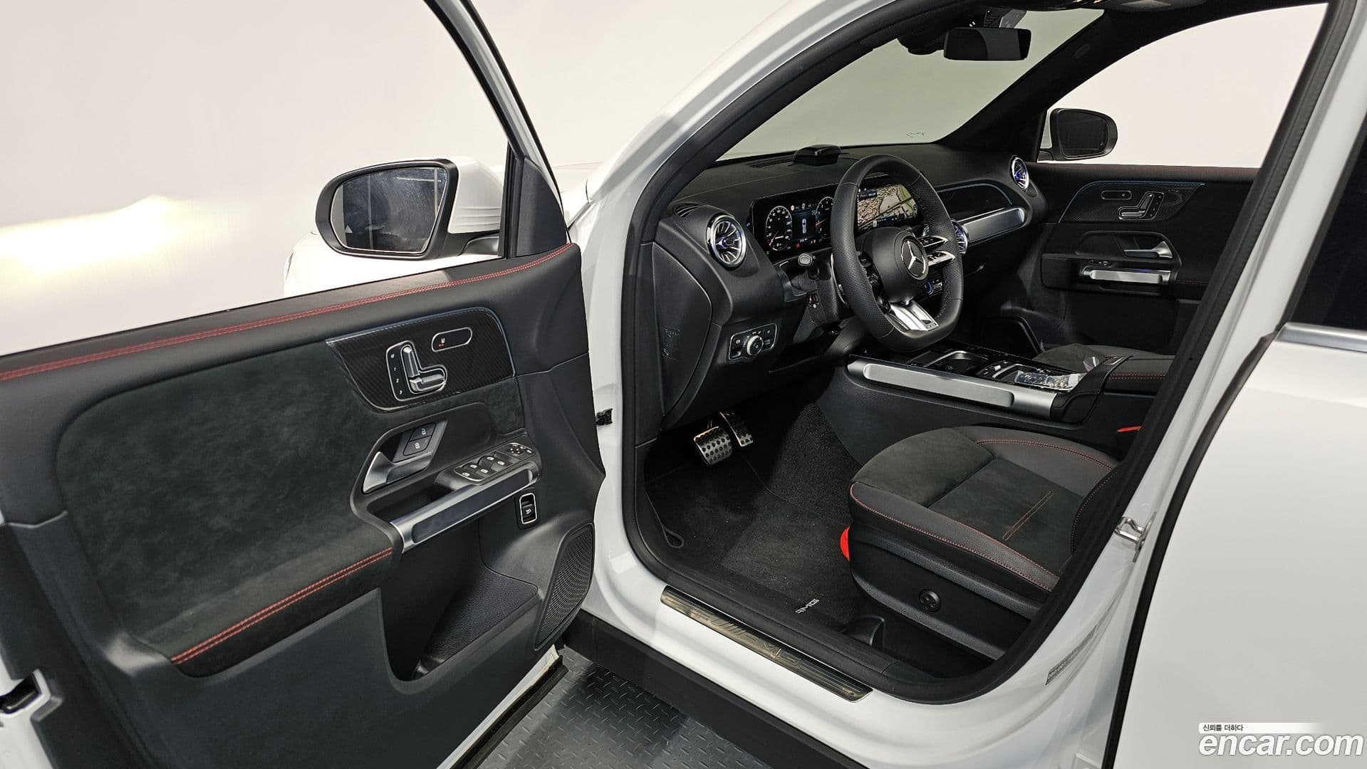Main__Slider__Photo:GLB-Class Mercedes-Benz 2025.9-9