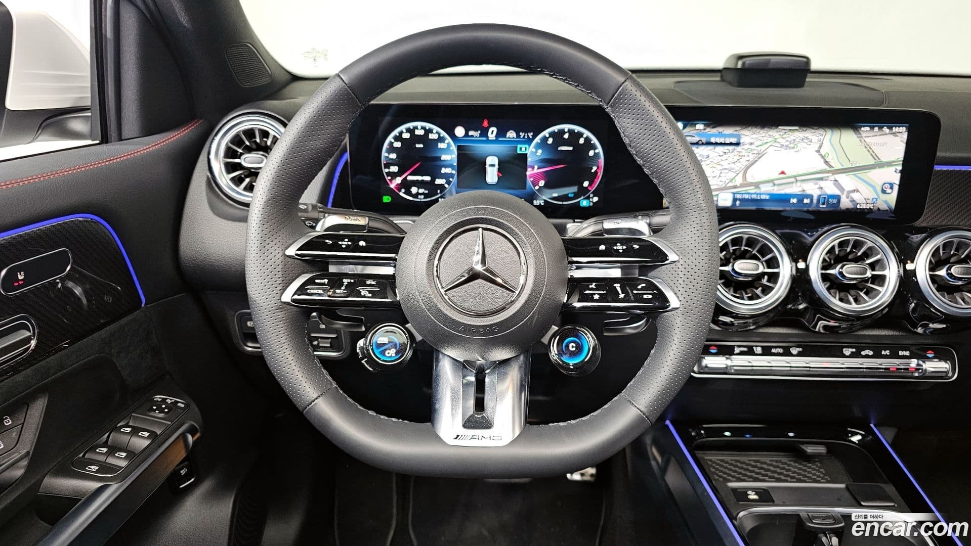 Main__Slider__Photo:GLB-Class Mercedes-Benz 2025.9-12