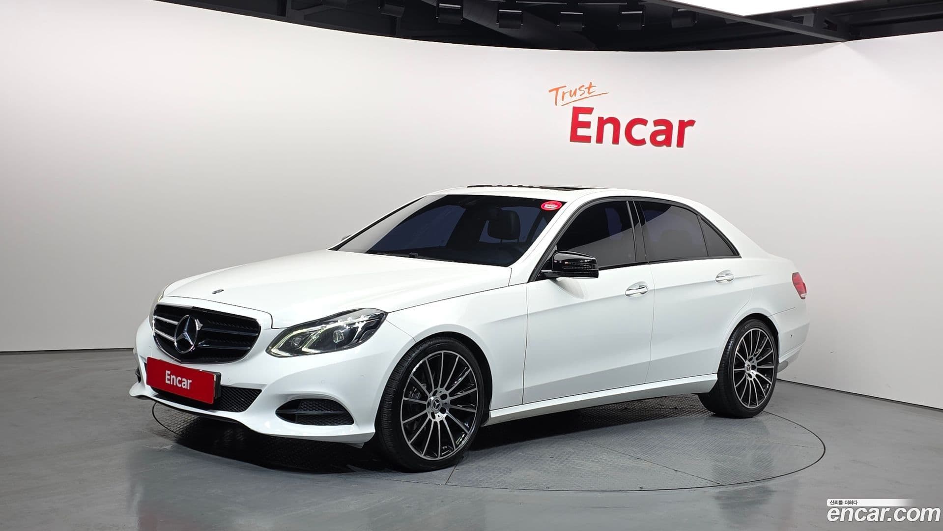 Main__Slider__Photo:E-Class Mercedes-Benz 2015.11-0