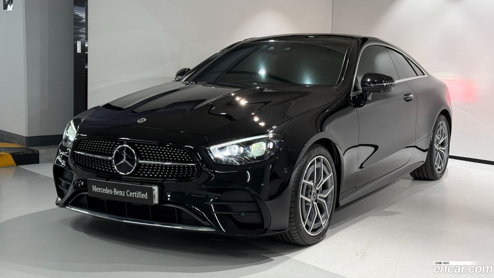 Main__Slider__Photo:E-Class Mercedes-Benz 2023.5-0