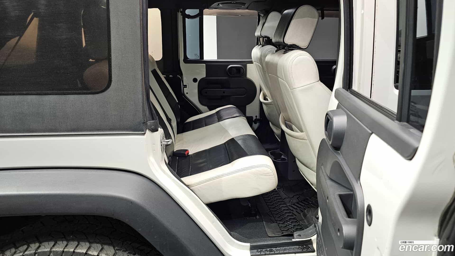 Wrangler Jeep 2010.5-OPTION-016