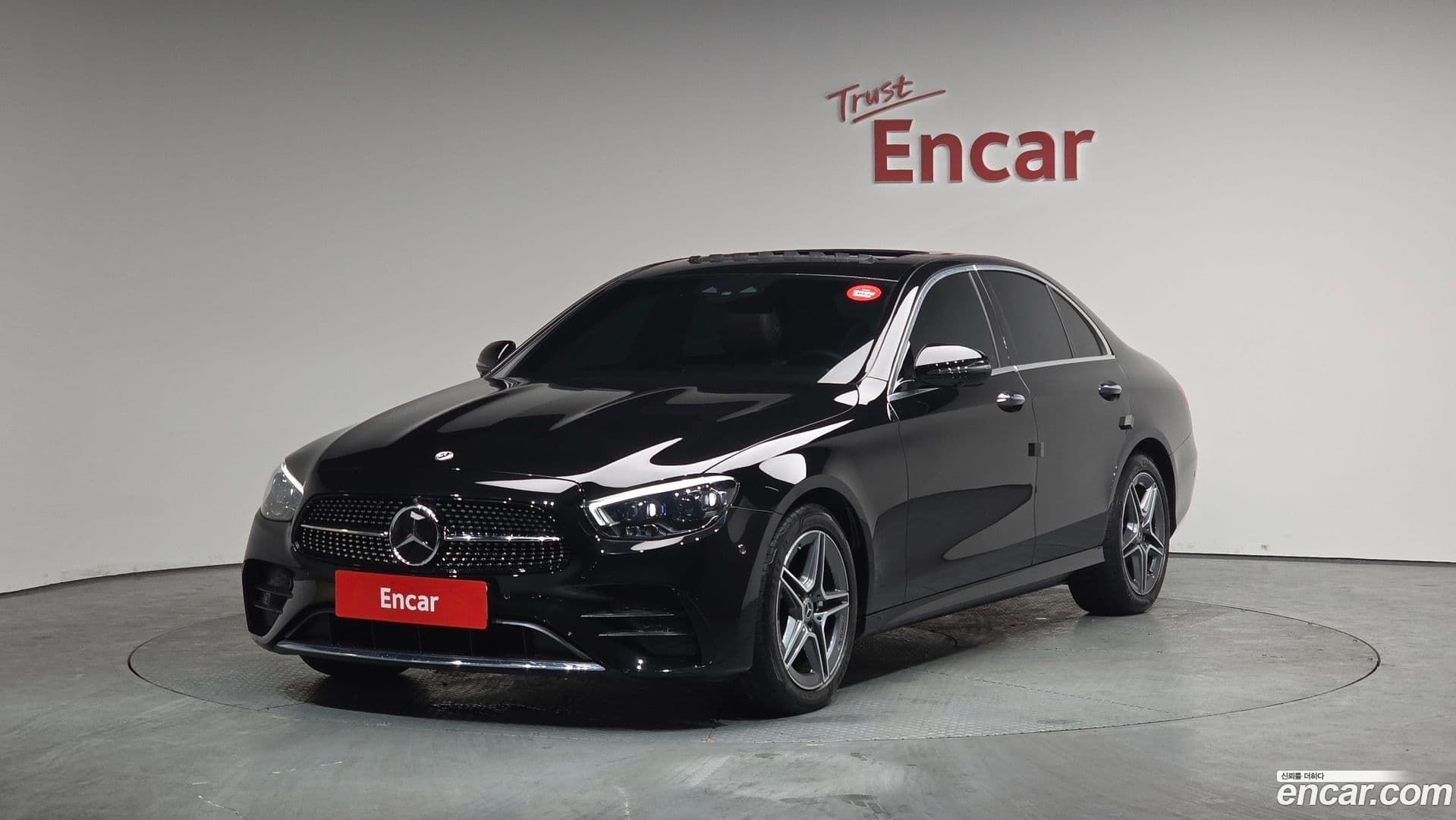 Main__Slider__Photo:E-Class Mercedes-Benz 2023.9-0