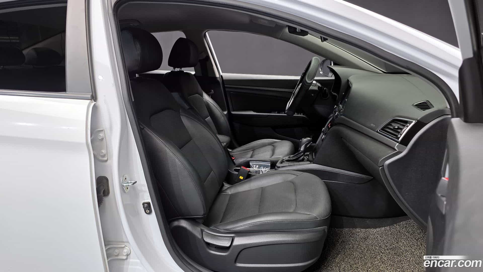 AVANTE Hyundai 2018.4-INNER-010