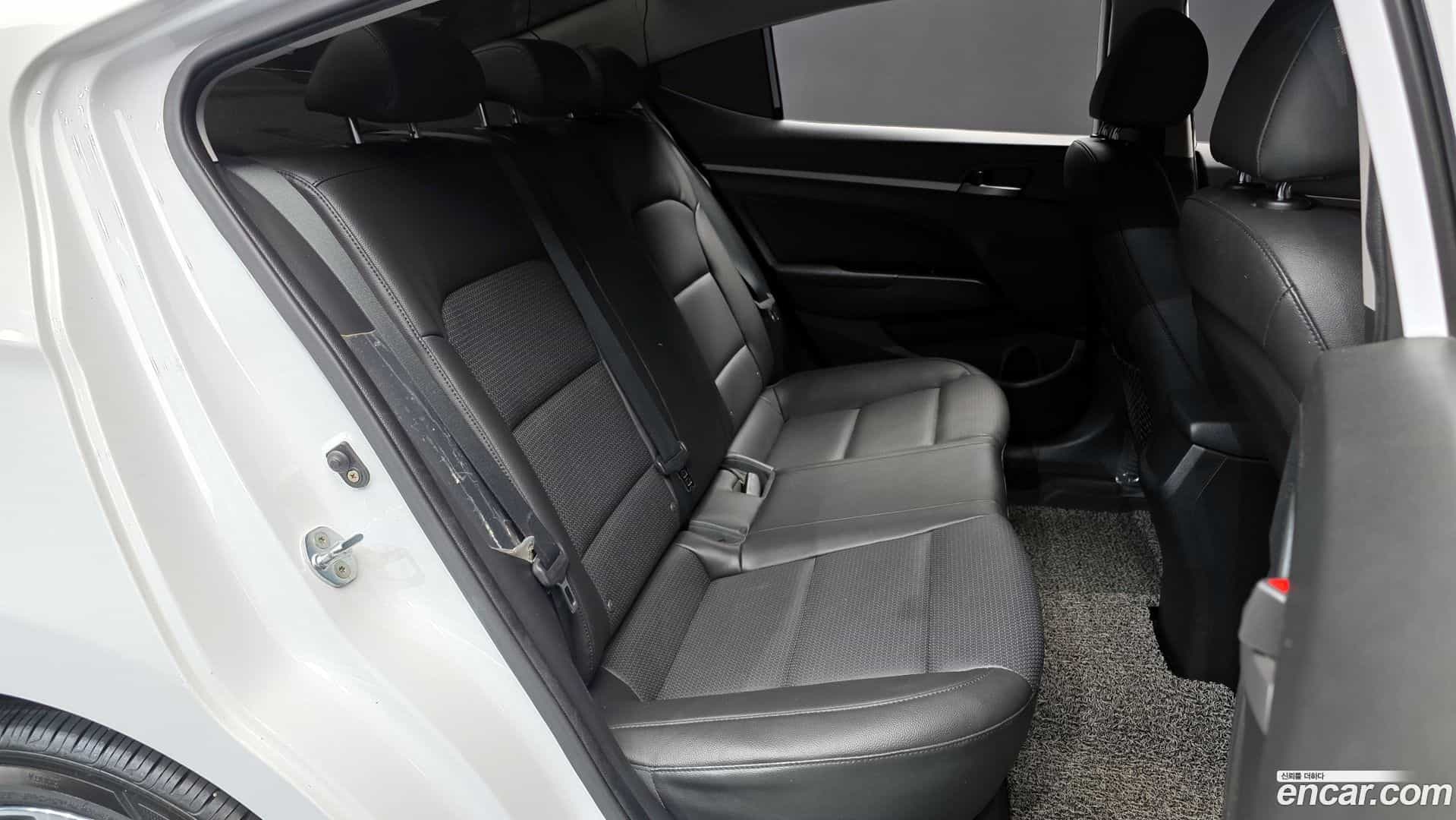 AVANTE Hyundai 2018.4-OPTION-016