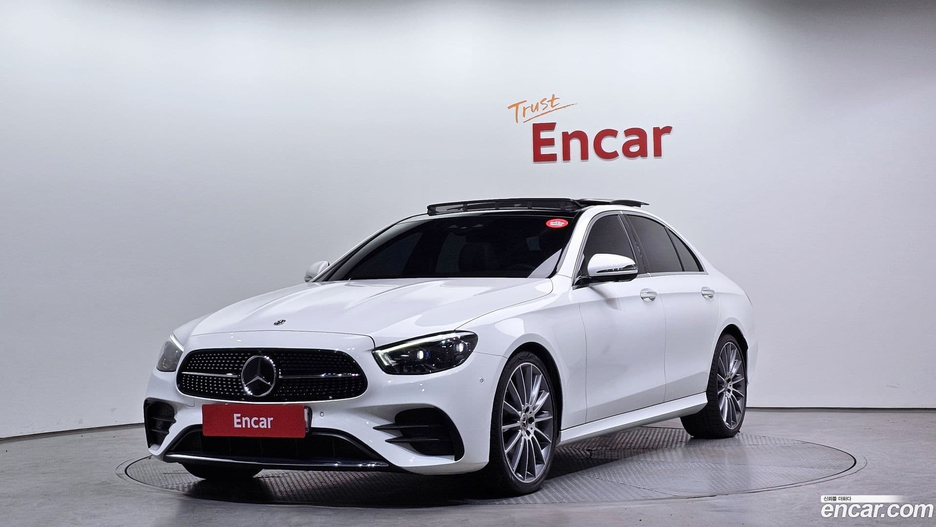 Main__Slider__Photo:E-Class Mercedes-Benz 2022.5-0