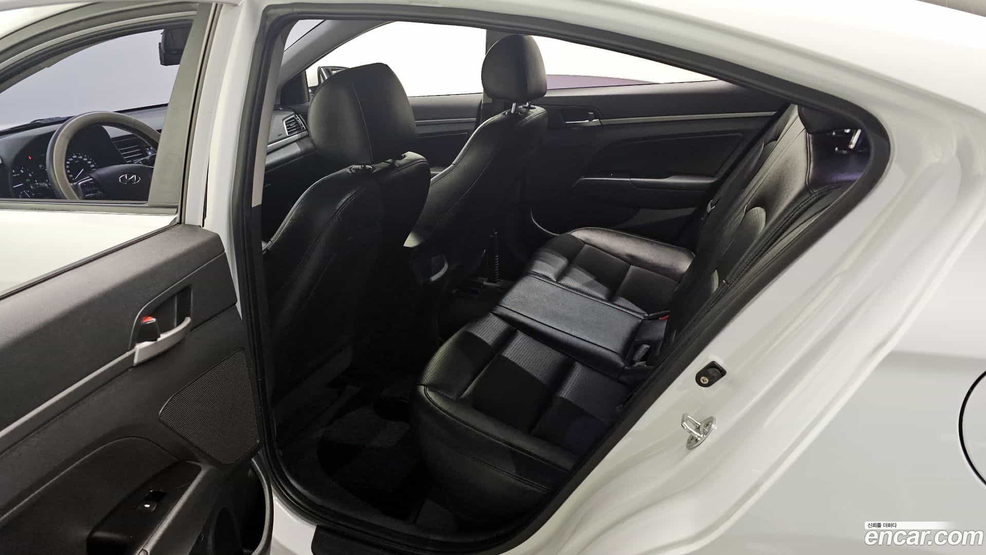 AVANTE Hyundai 2017.10-OPTION-015
