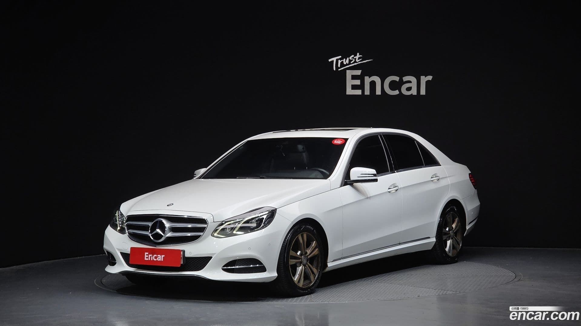 Main__Slider__Photo:E-Class Mercedes-Benz 2015.8-0