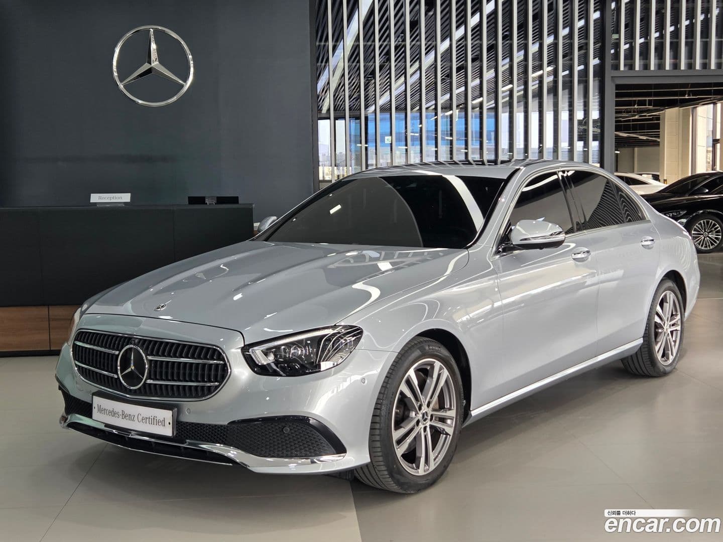 Main__Slider__Photo:E-Class Mercedes-Benz 2022.5-0