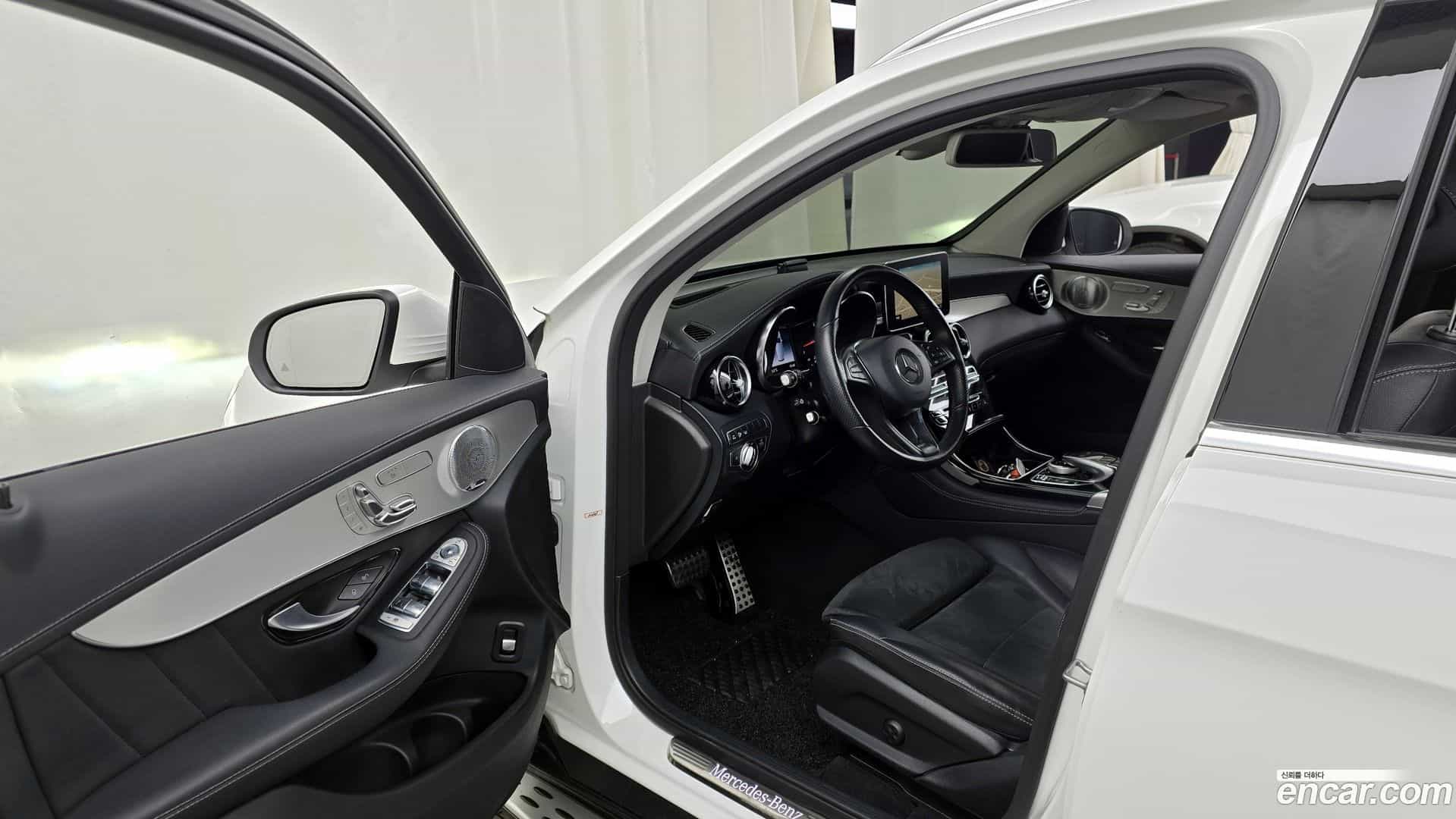 GLC-Class Mercedes-Benz 2019.10-INNER-010