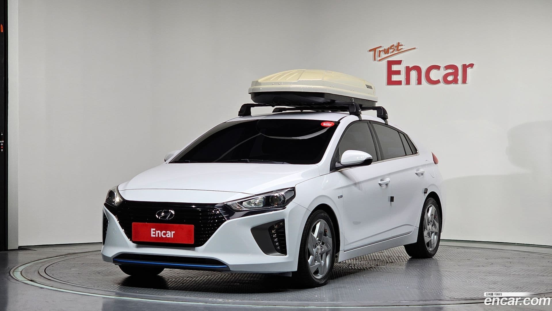 Main__Slider__Photo:Ioniq Hyundai 2017.3-0