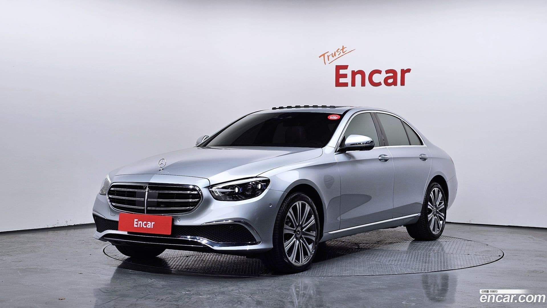 Main__Slider__Photo:E-Class Mercedes-Benz 2022.10-0