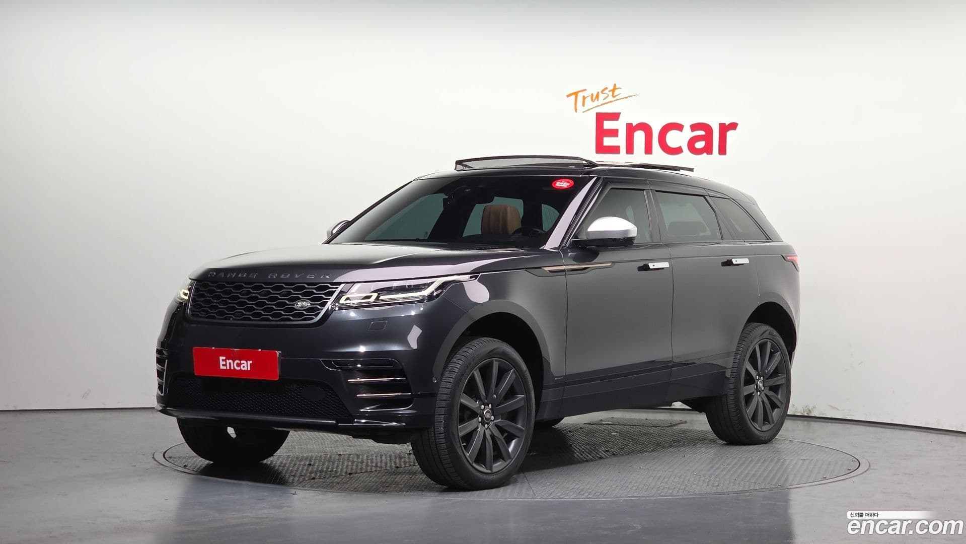 Main__Slider__Photo:Range Rover Velar Land Rover 2018.10-0